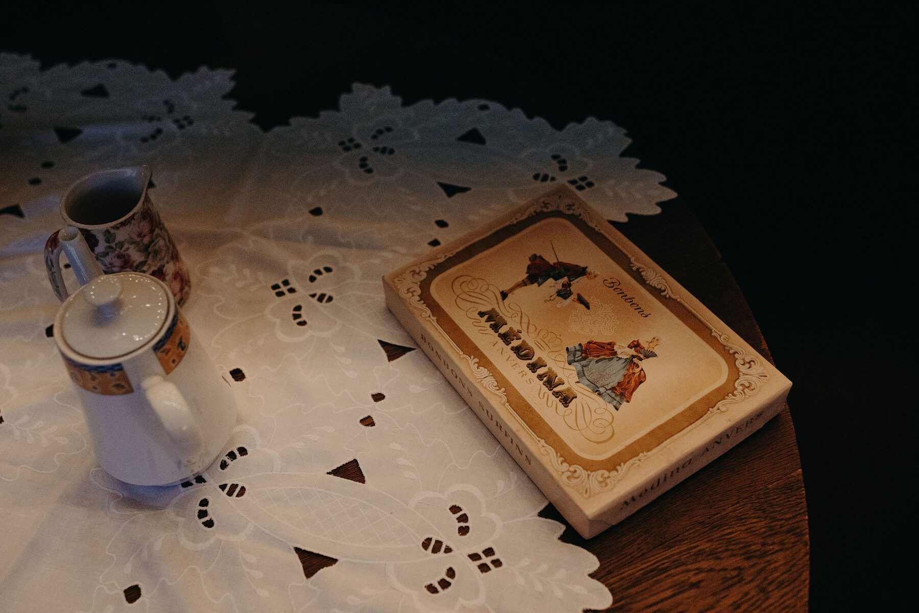 Boek en kopje op tafel