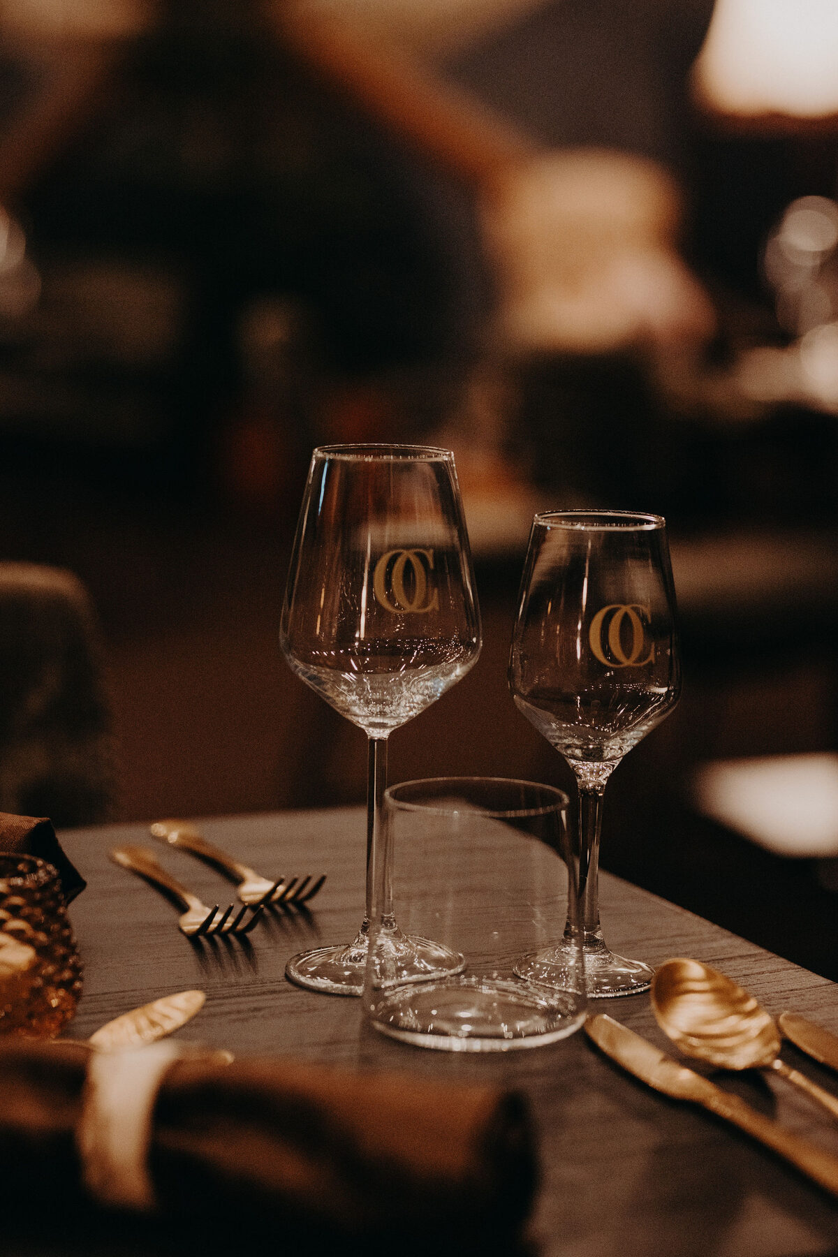 Glazen op tafel bij kaarslicht